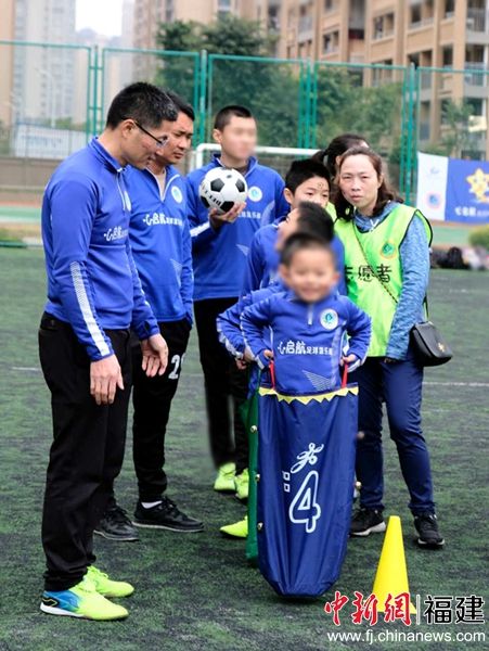 孩子们正在参加竞技袋鼠跳。黄磊 摄